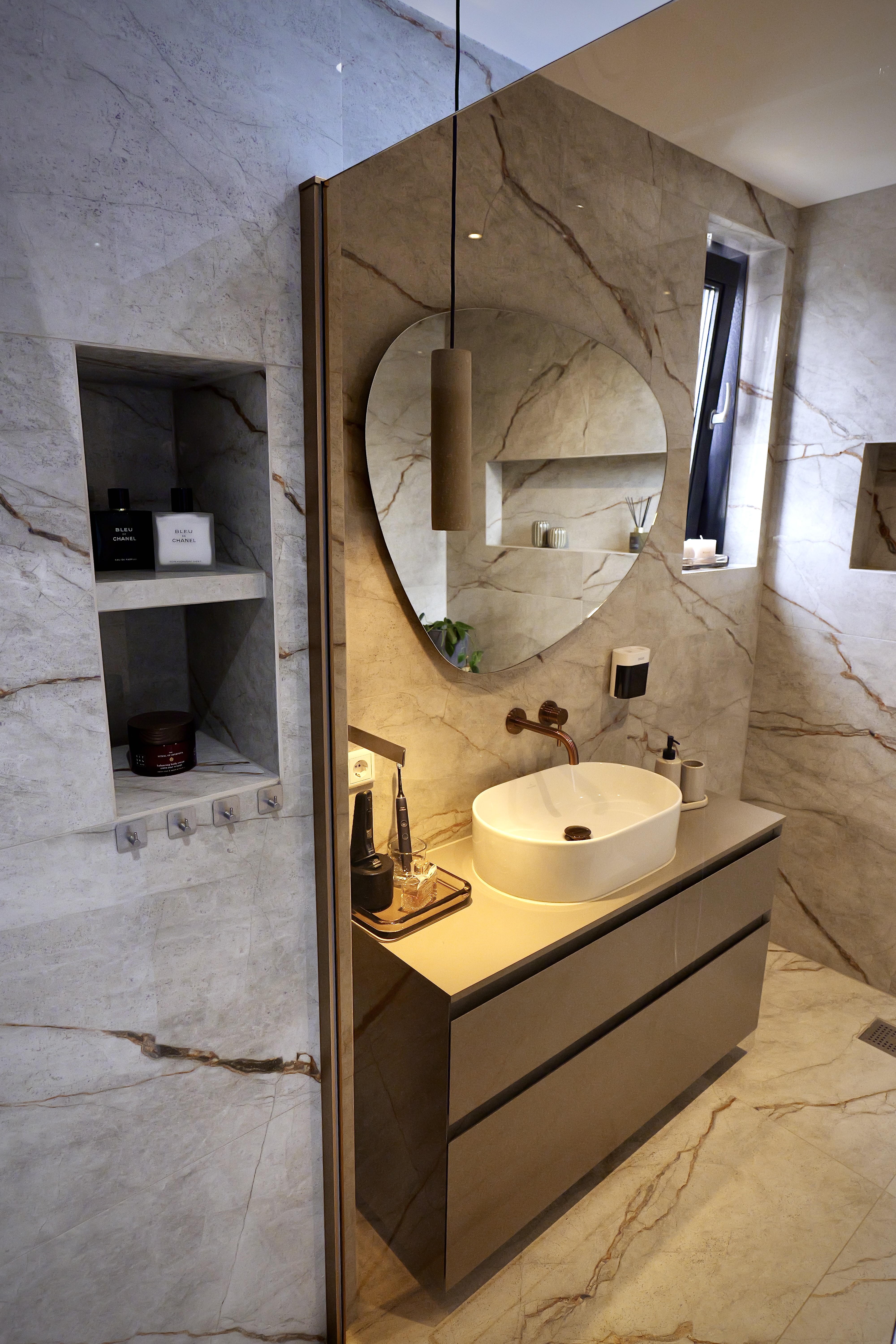 Beige badkamer, marmerlook, eindhoven, blixembosch